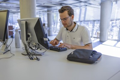 Studierender in Unibibliothek