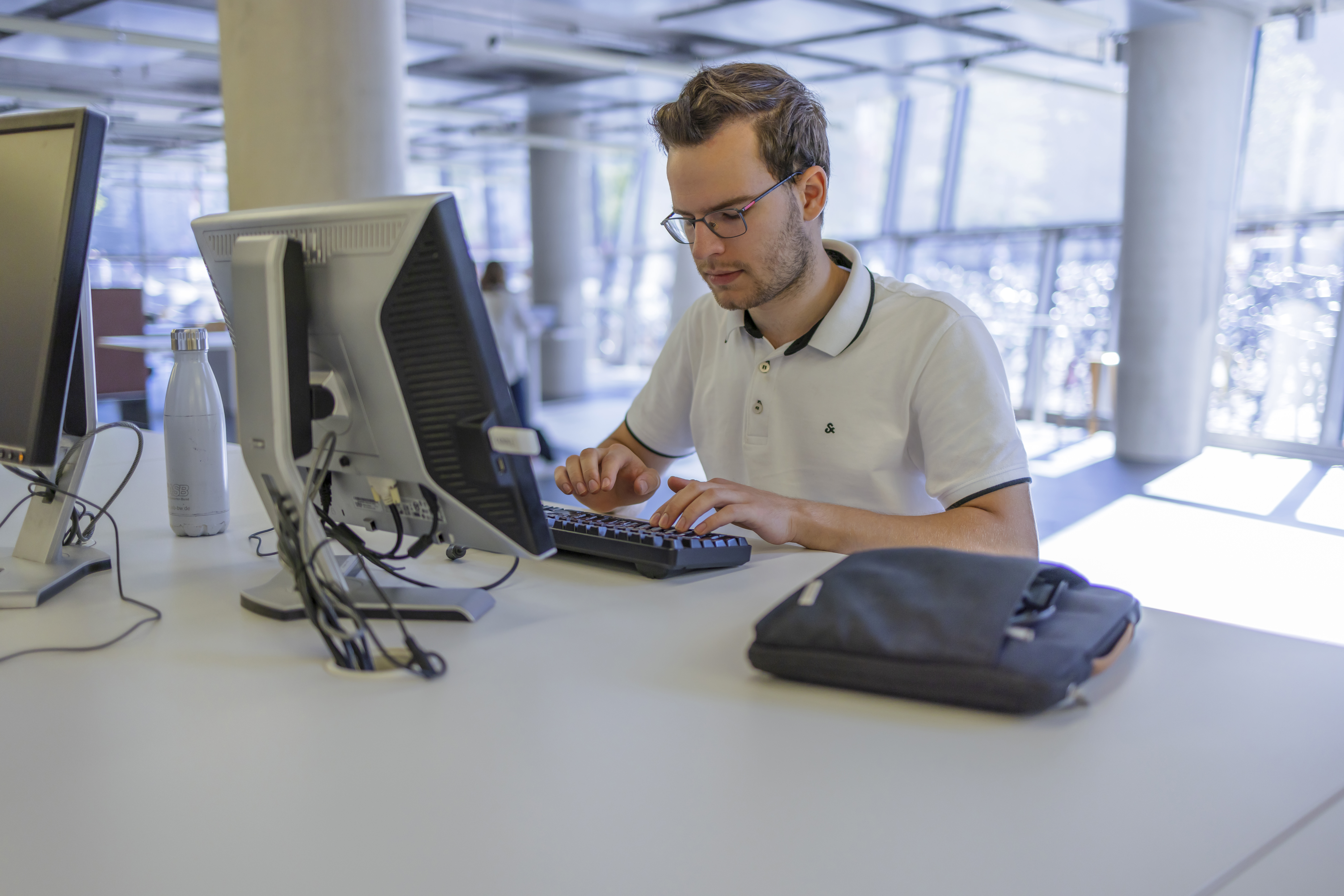 Studierender in Unibibliothek